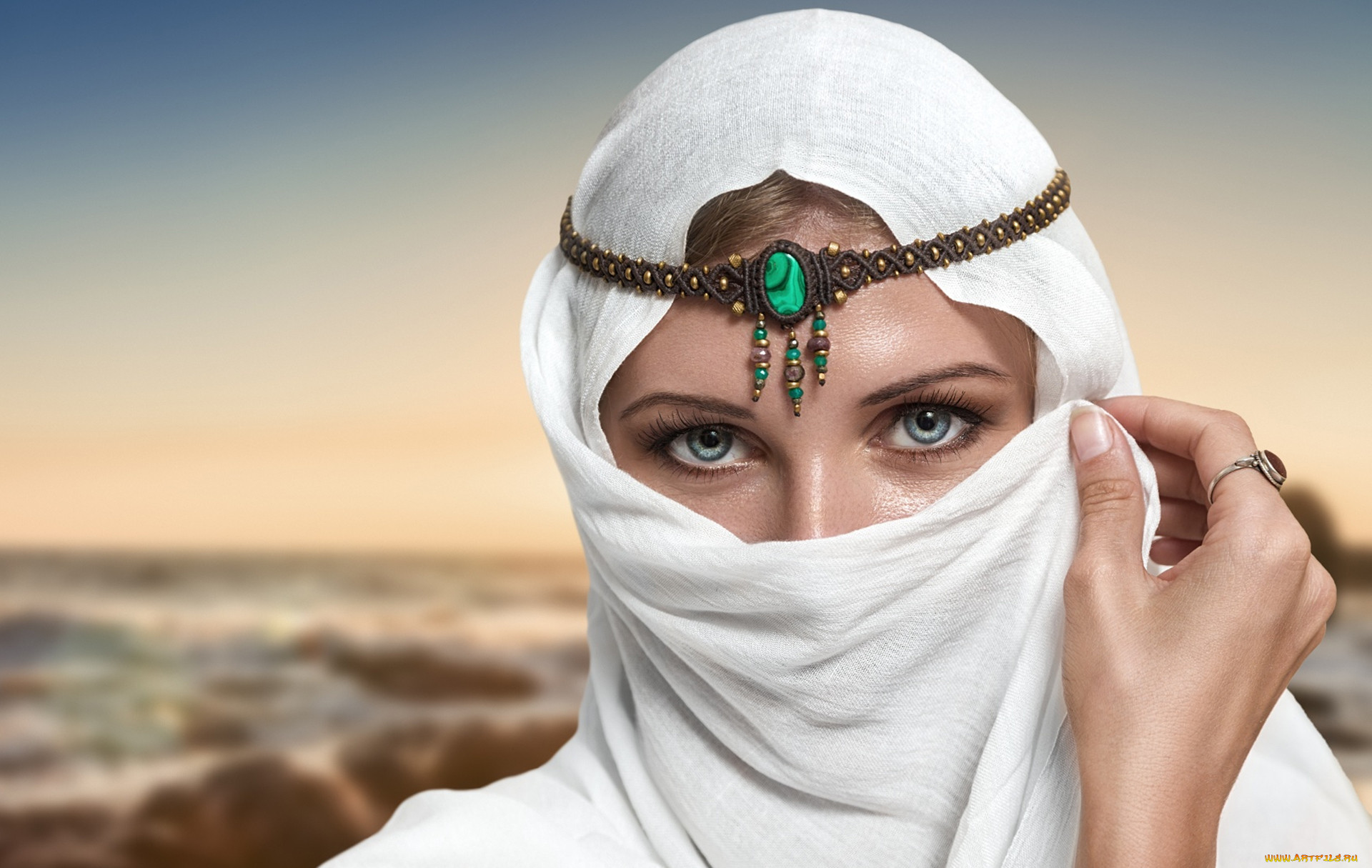 Девушка в хиджабе в пустыне фото